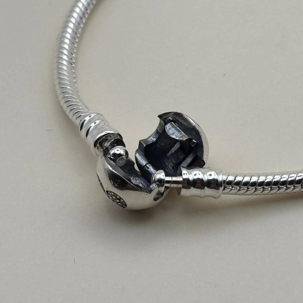 Bracelet Pand'Or avec un charm boule avec motif strass et cœur  en acier inoxydable