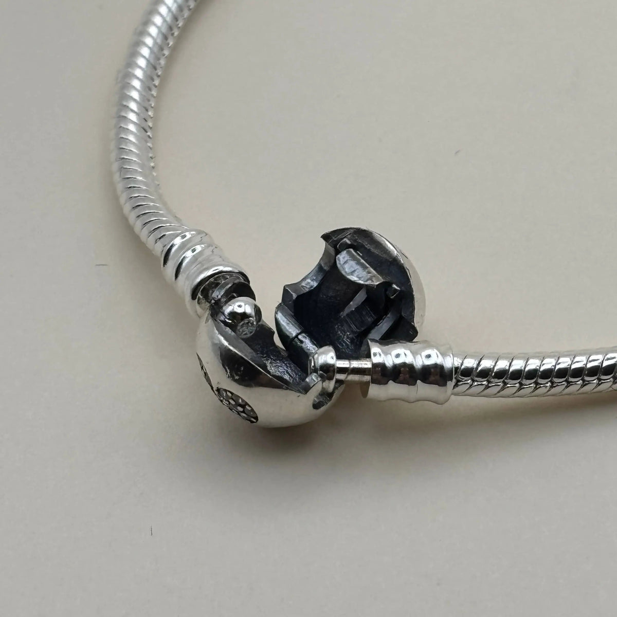 Bracelet Pand'Or avec un charm boule avec motif strass et cœur  en acier inoxydable