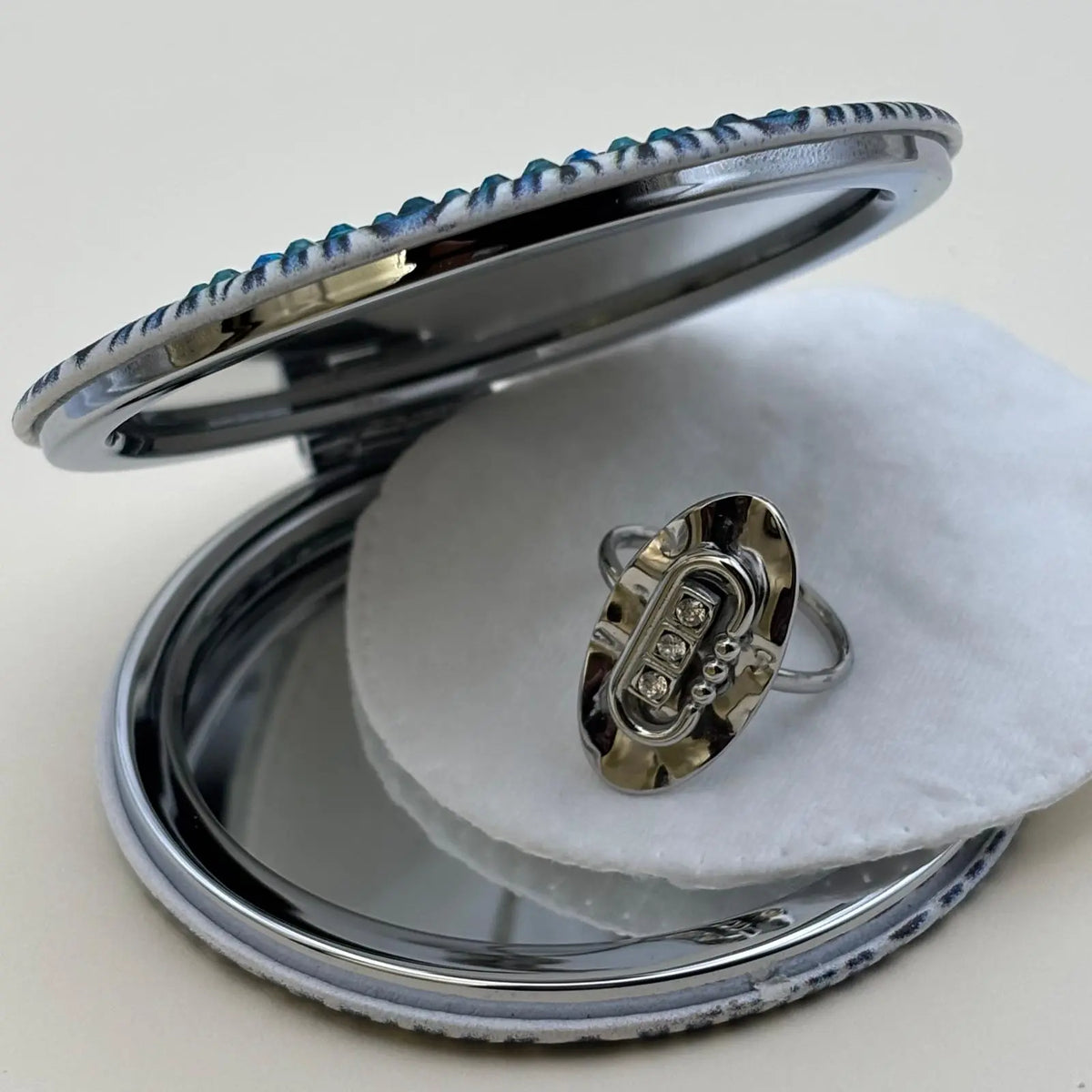 Bague argentée ajustable ovale avec trois brillants alignés dans une forme géométrique