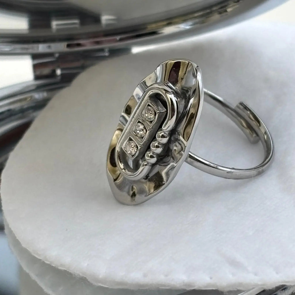 Bague argentée ajustable de forme ovale avec trois brillants alignés