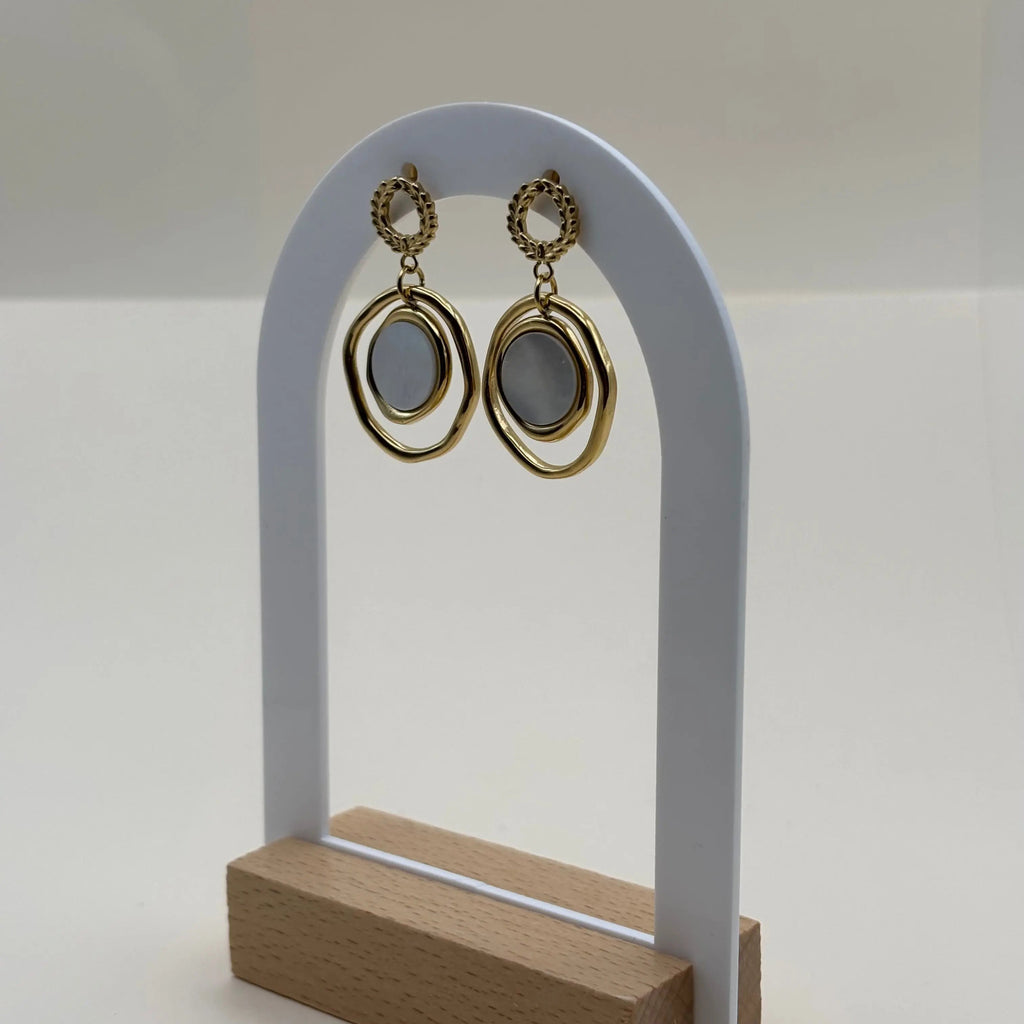 Boucles d'oreilles dorées avec cercle ciselé doré et double cercle une perle de nacre c'est un bijou en acier inoxydable