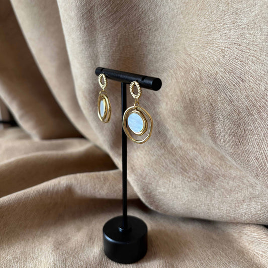 Boucles d'oreilles dorées | Cercle ciselé doré |Double cercle |Perle de nacre | acier inoxydable