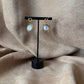 Boucles d'oreilles dorées | Cercle ciselé doré | Perle de nacre | acier inoxydable