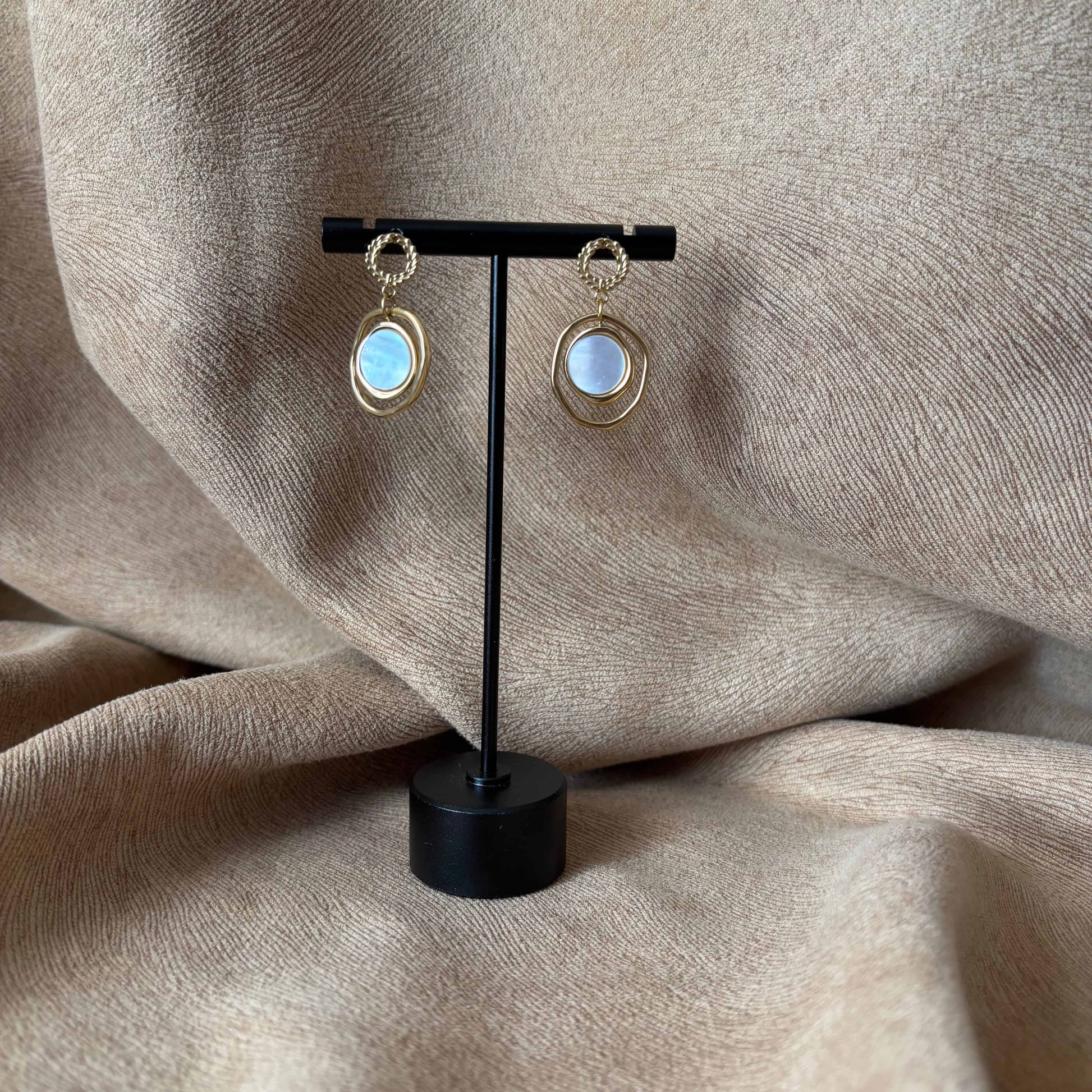 Boucles d'oreilles dorées | Cercle ciselé doré | Perle de nacre | acier inoxydable