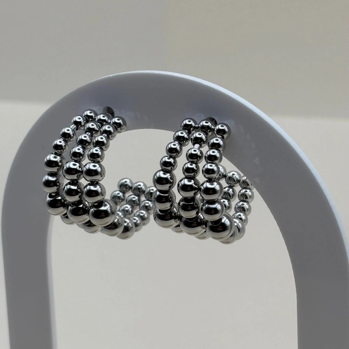 Des boucles d'oreilles argentées façon créole un triple rang en perles bijou en acier inoxydable 