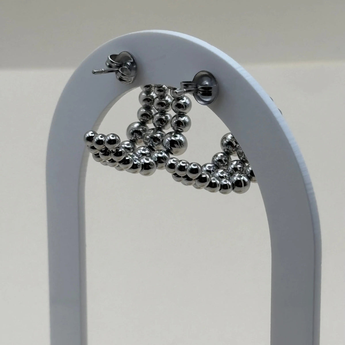 Une paire de boucles d'oreilles argentées façon créole un triple rang en perles bijou en acier inoxydable 