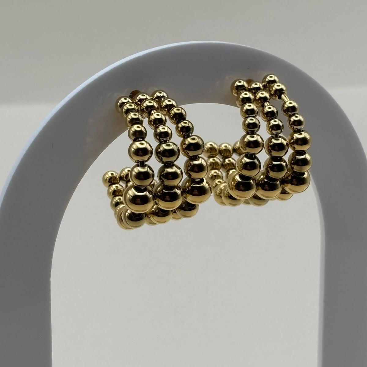 Des boucles d'oreilles dorées façon créole un triple rang en perles bijou en acier inoxydable 