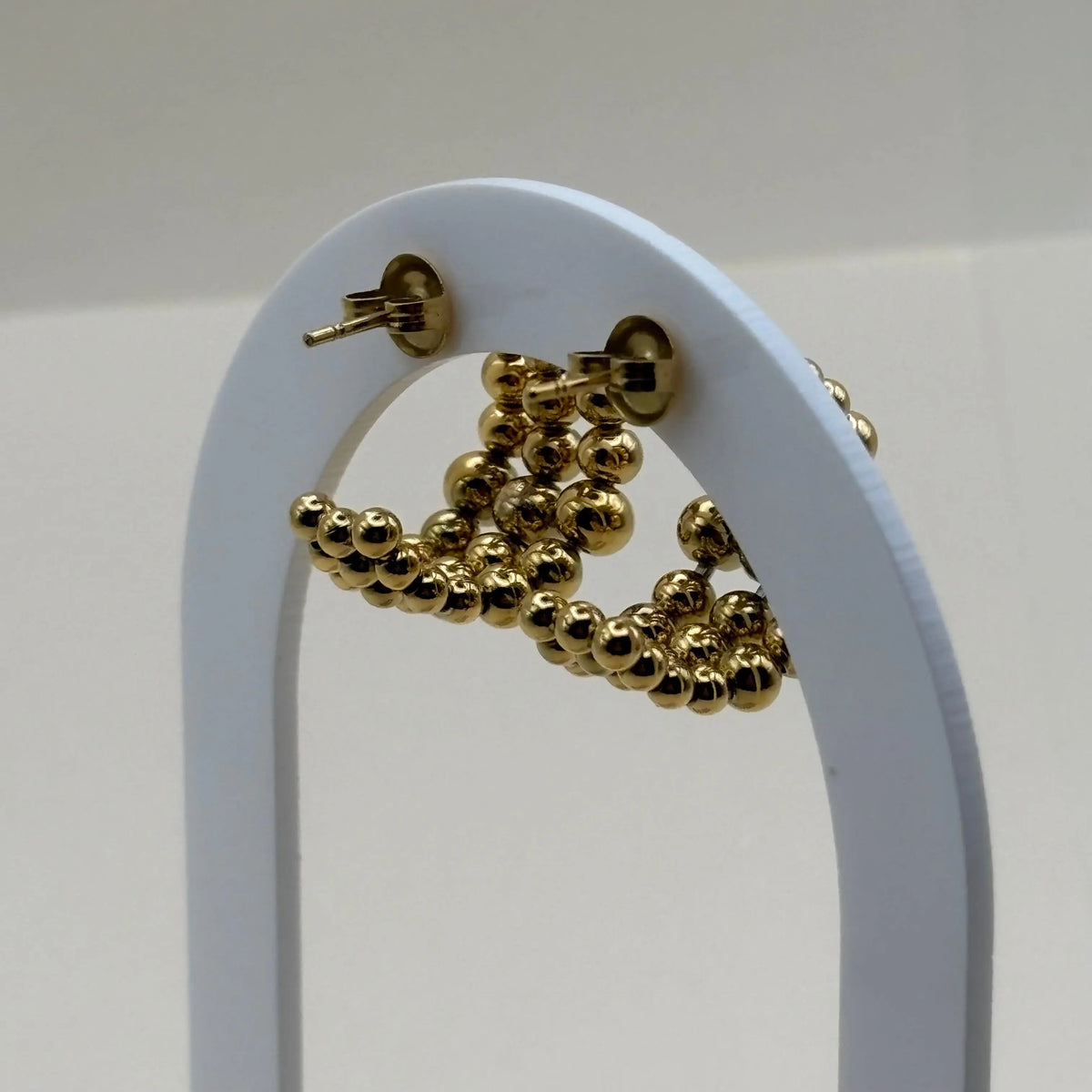 Une paire de boucles d'oreilles dorées façon créole un triple rang en perles bijou en acier inoxydable 