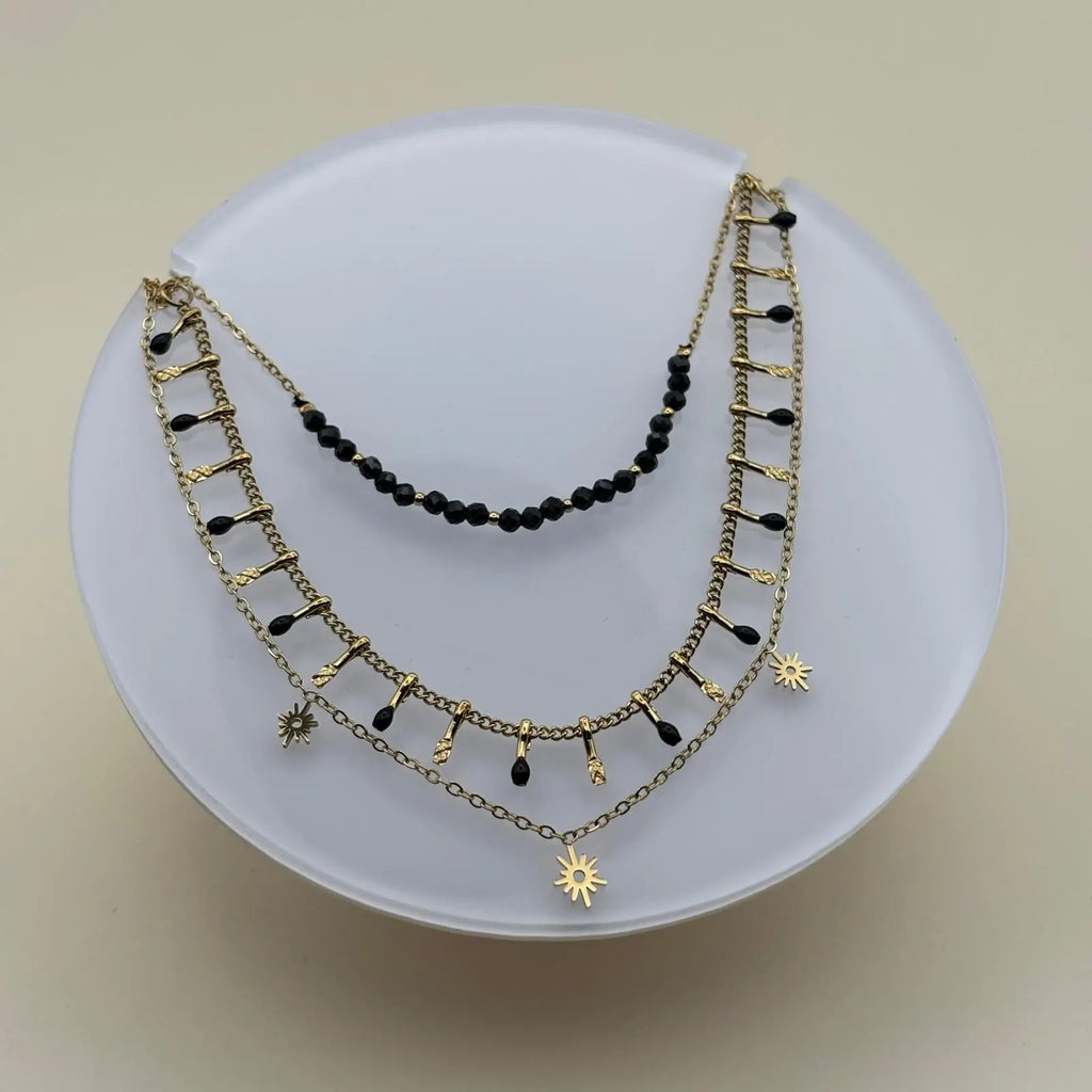 Collier multirang doré à trois motifs différents soleil et perles c'est un bijou en acier inoxydable