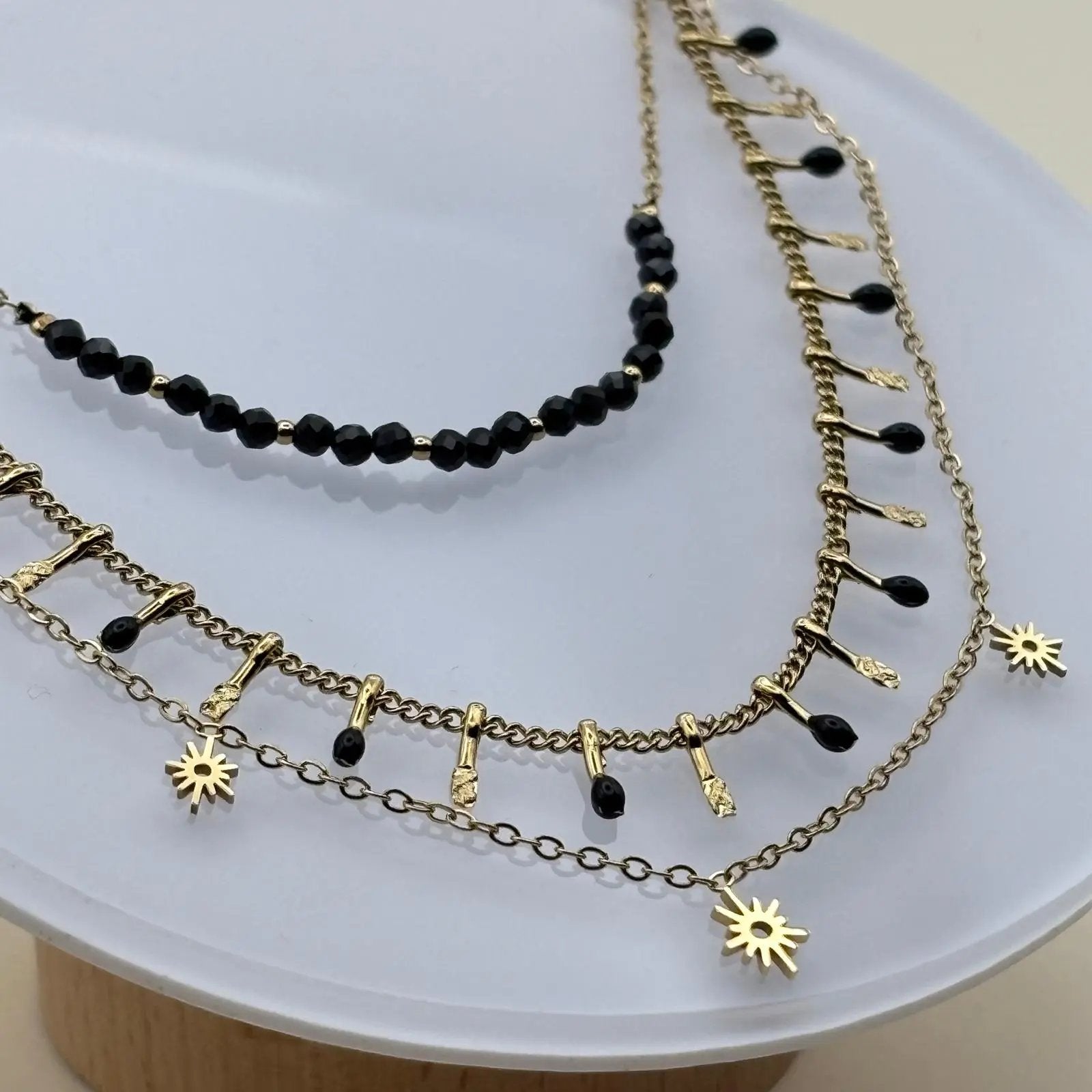 Collier multirang motif Soleil et Perles noires – Prêtes à briller