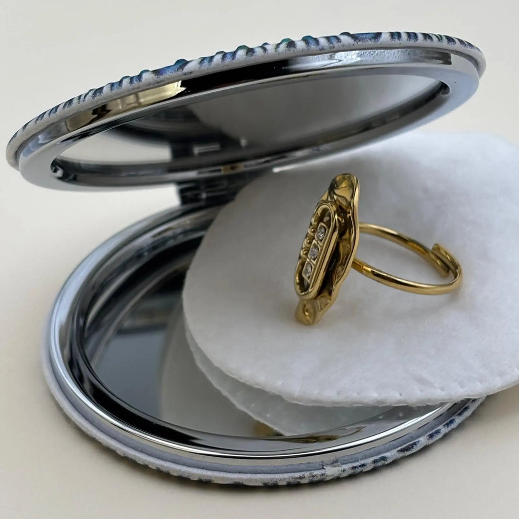 Bague dorée ajustable ovale avec trois brillants alignés