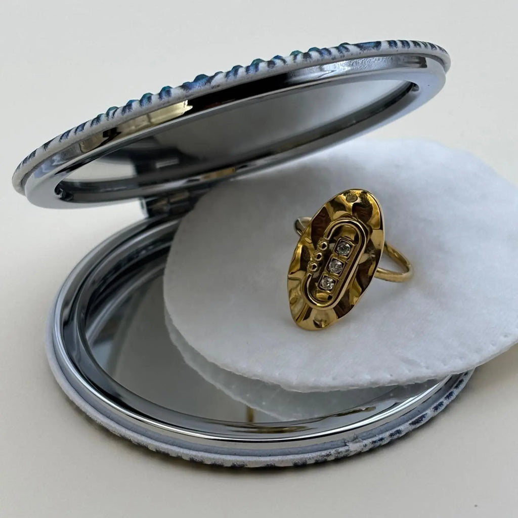 Bague dorée ajustable de forme ovale avec trois brillants alignés