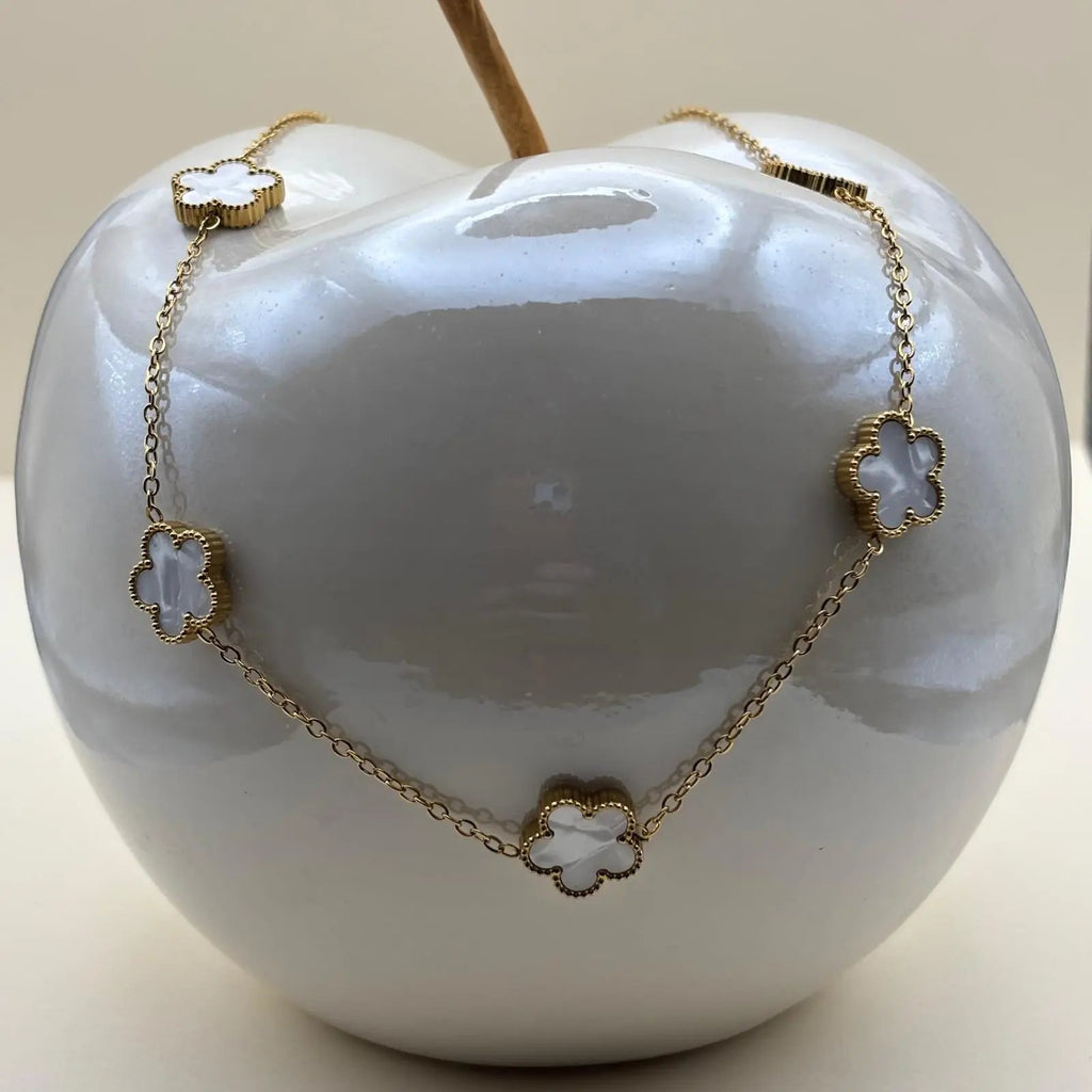 Collier de couleur doré avec de fins maillons et des fleurs colorées blanches en acier inoxydable