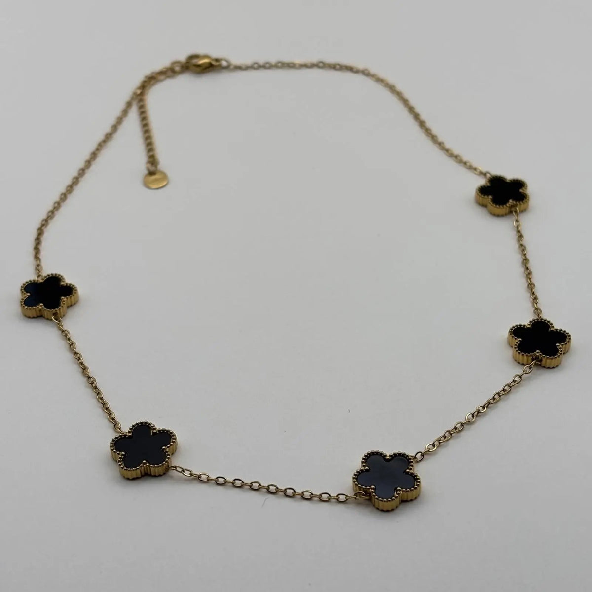 Collier doré avec de fins maillons et des fleurs colorées noires en acier inoxydable
