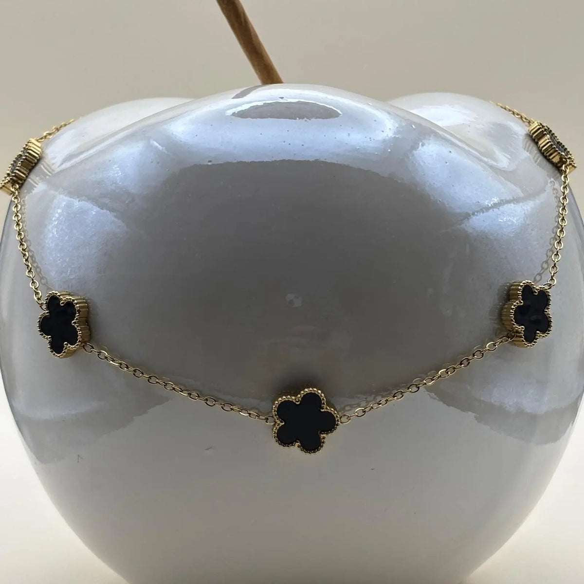 Collier de couleur doré avec de fins maillons et des fleurs colorées noires en acier inoxydable