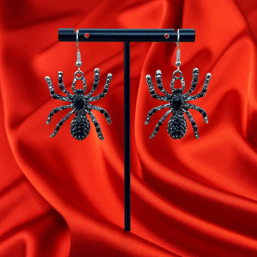Boucles d'oreilles pour halloween en forme de grosse araignée noire et argentée vendues sur le site pretes a briller