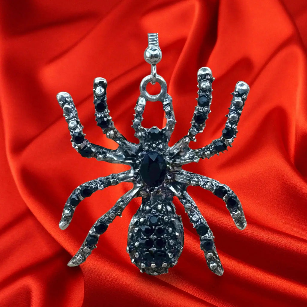 Boucles d'oreilles halloween en forme de grosse araignée noire et argentée vendues sur le site pretes a briller