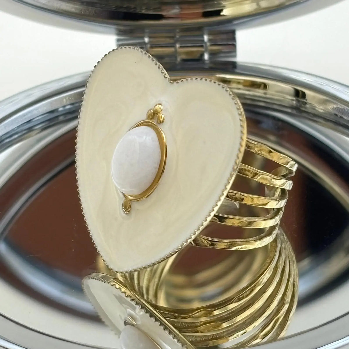 Bague dorée ajustable en forme de coeur brillant blanc avec au centre une perle ovale blanche