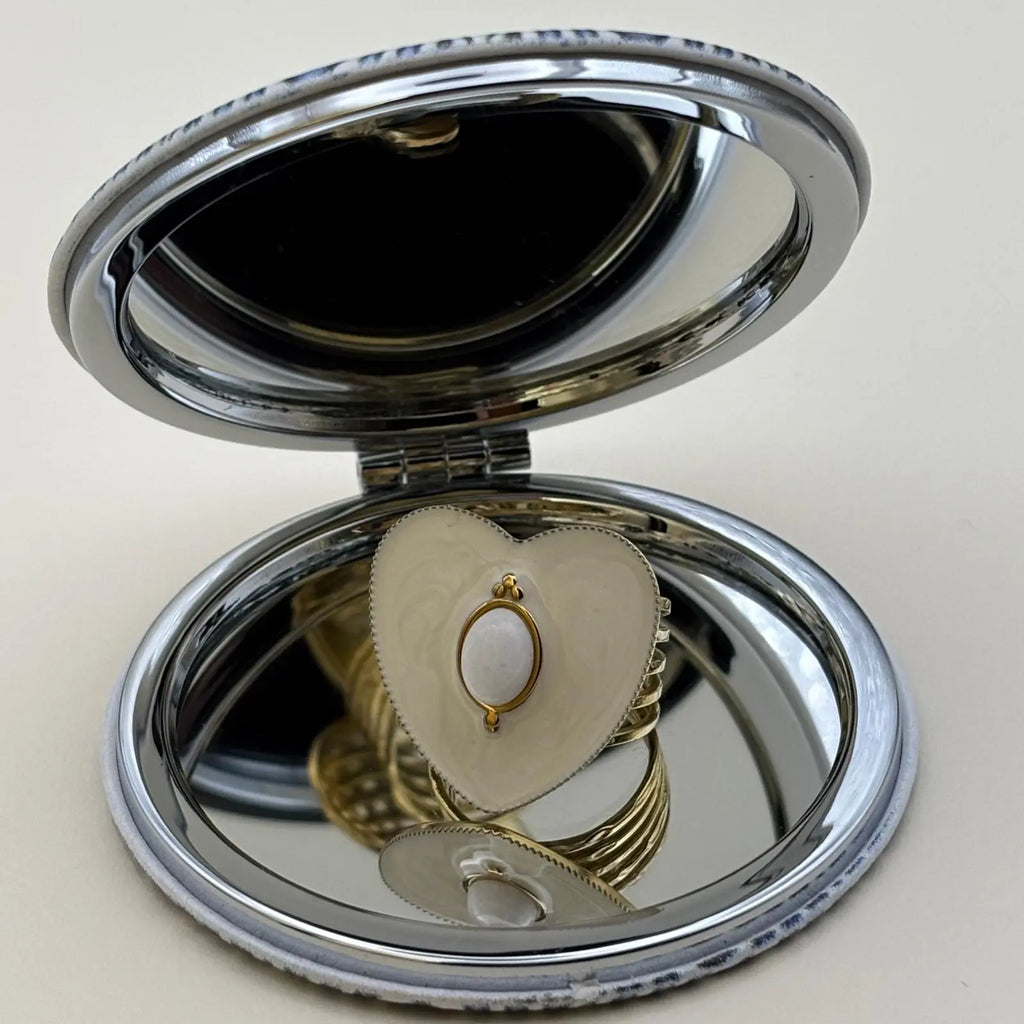 Bague dorée ajustable en forme de coeur brillant blanc avec en son centre une perle ovale blanche