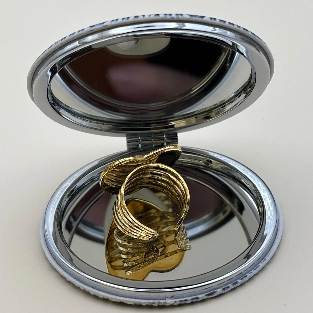 Bague dorée ajustable en forme de coeur brillant blanc avec en son centre une perle de forme ovale blanche