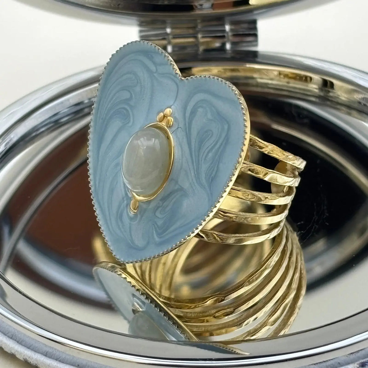 Bague dorée ajustable en forme de coeur brillant bleue avec au centre une perle ovale bleue