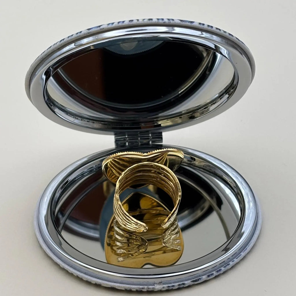 Bague dorée ajustable en forme de coeur brillant bleu avec en son centre une perle ovale bleue