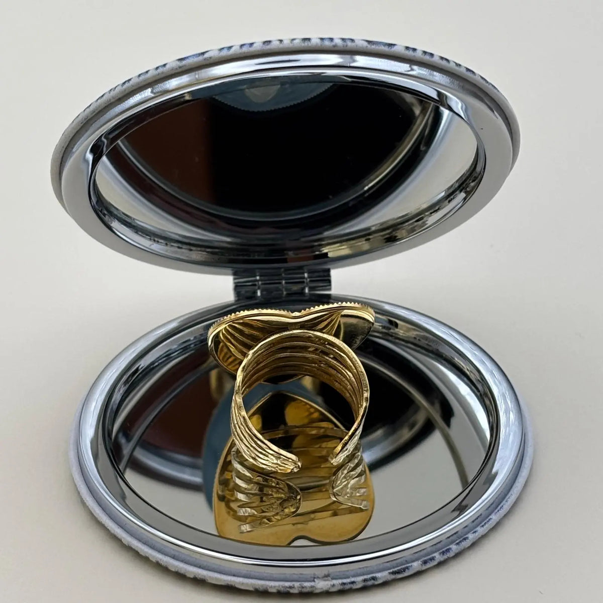 Bague dorée ajustable en forme de coeur brillant bleu avec en son centre une perle ovale bleue