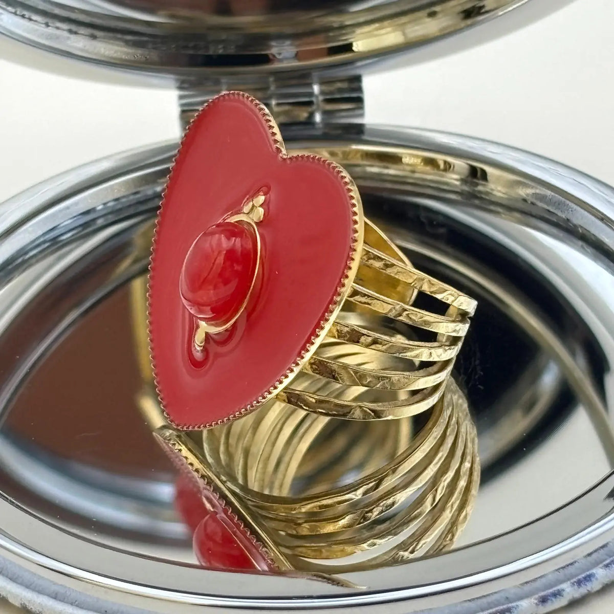 Bague dorée ajustable en forme de coeur brillant rouge avec au centre une perle ovale rouge