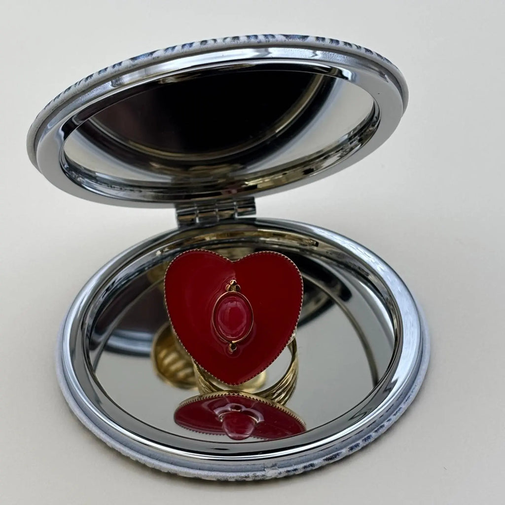 Bague dorée ajustable en forme de coeur brillant rouge avec en son centre une perle ovale rouge