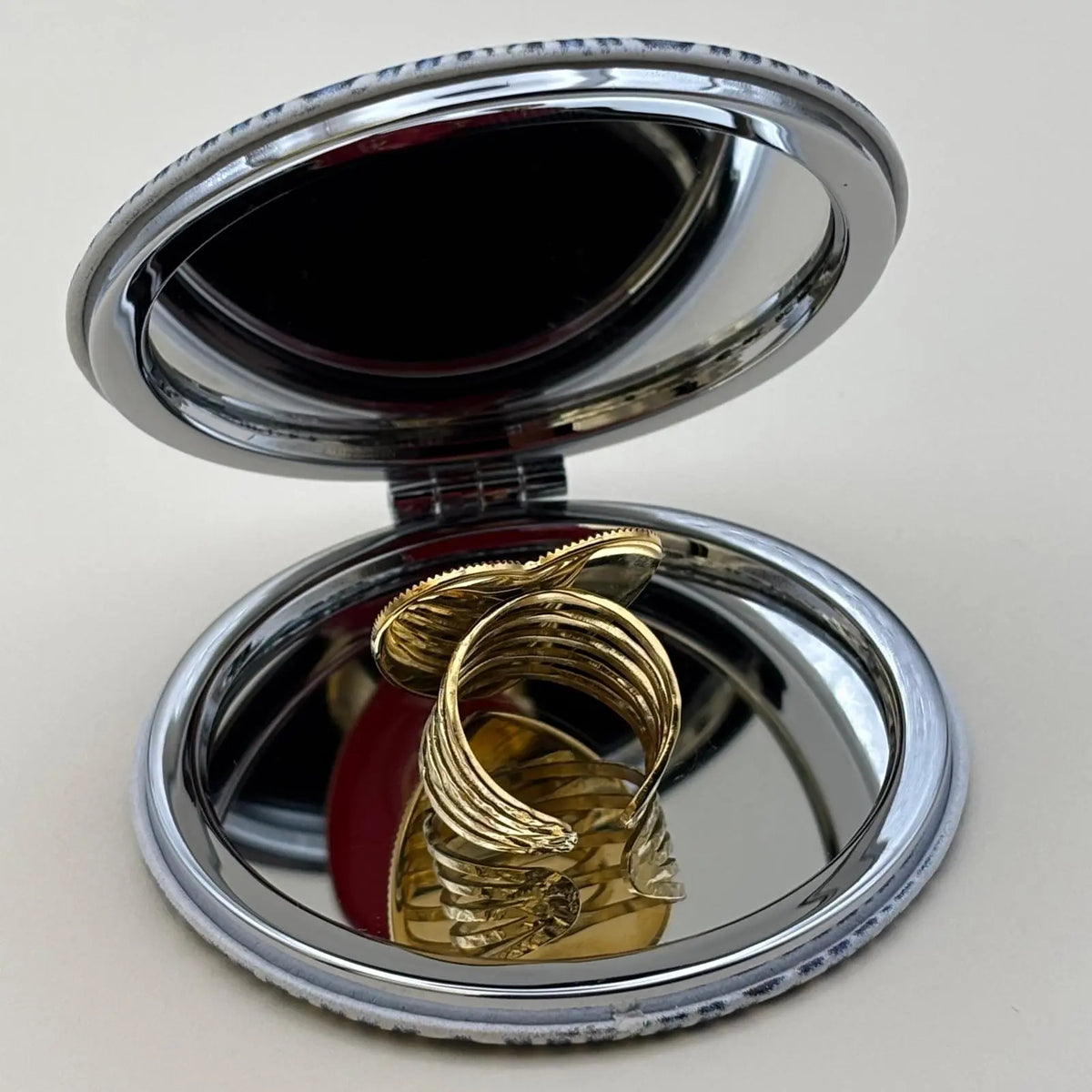 Bague dorée ajustable en forme de coeur brillant rouge avec en son centre une perle de forme ovale rouge