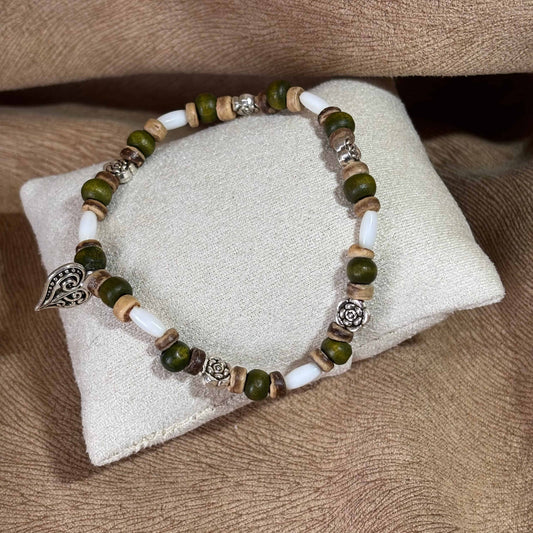 Bracelet en perles artisanal |Bracelet avec breloque cœur et fleurs | Perles en bois sur élastique