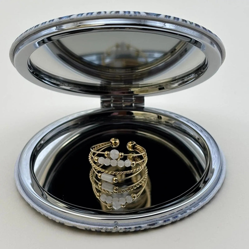 Bague dorée ajustable avec quatre anneaux et des perles blanches 