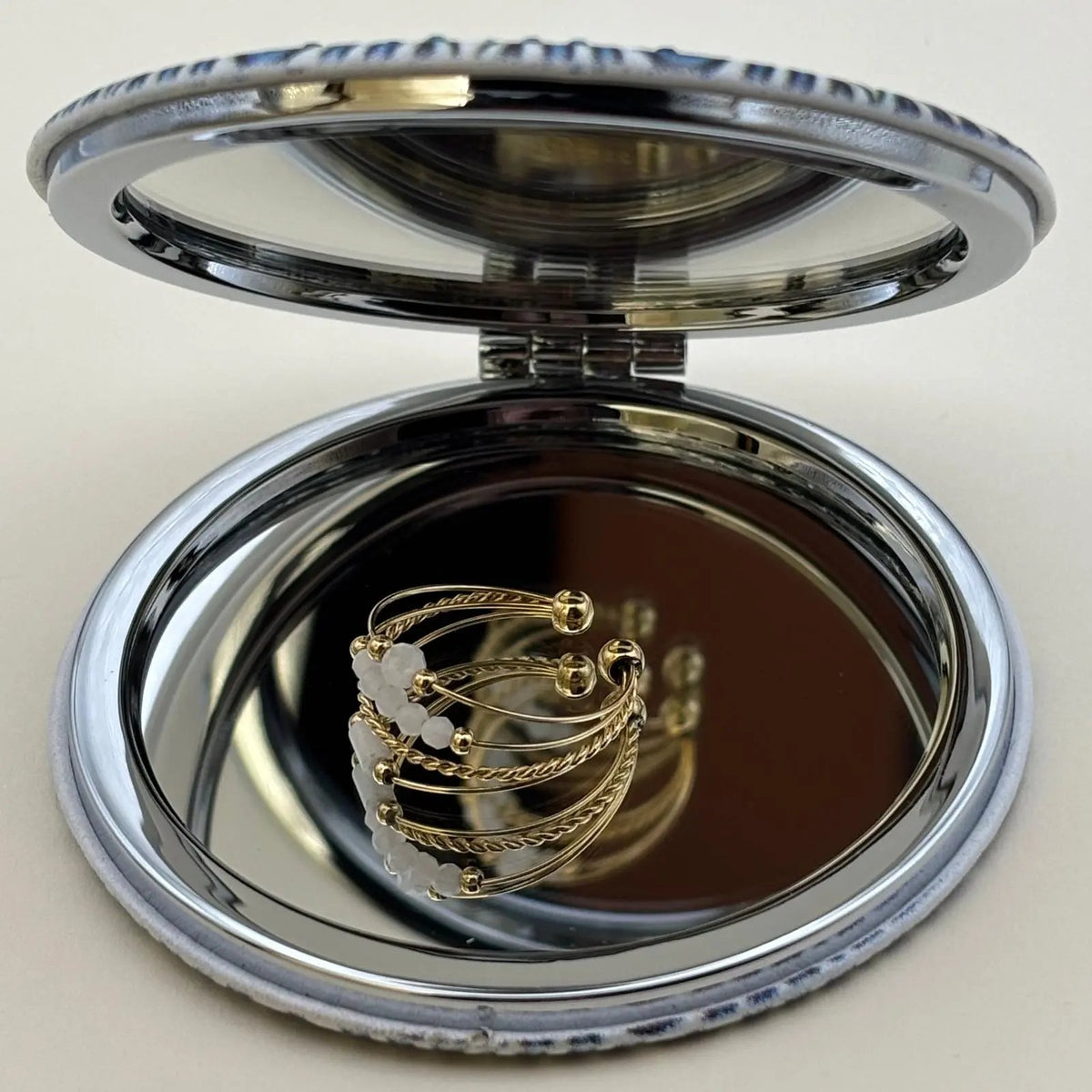 Bague dorée ajustable avec quatre anneaux dorés et des perles blanches 