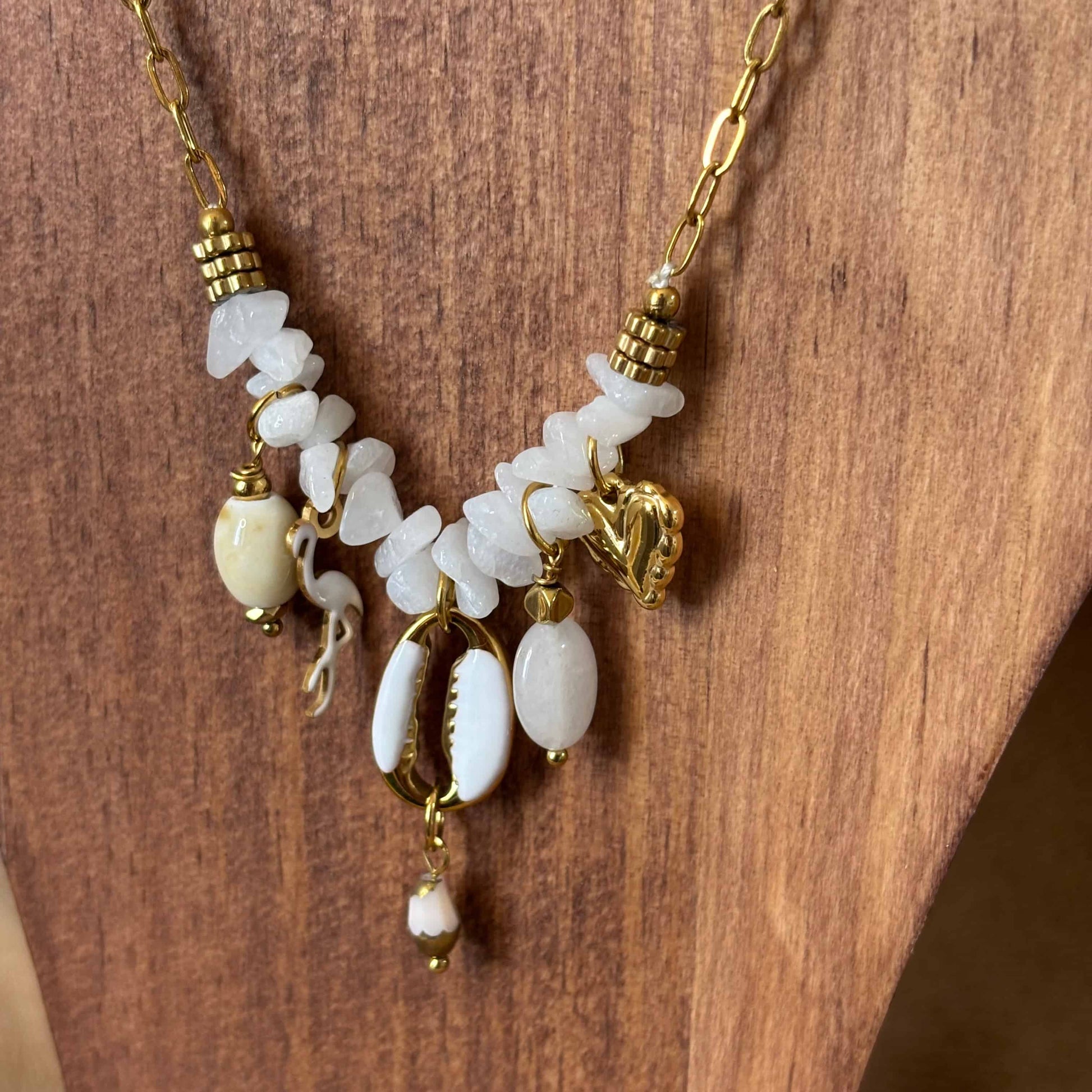 Collier fantaisie | Chaine dorée et breloques cœur flamant blanc | Coquillages et perles blanches | Acier inoxydable