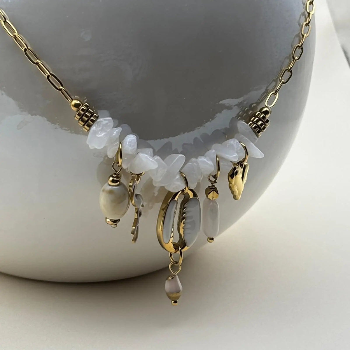 Collier fantaisie avec une chaine dorée et des breloques cœur flamant blanc coquillages et perles blanches bijou en acier inoxydable