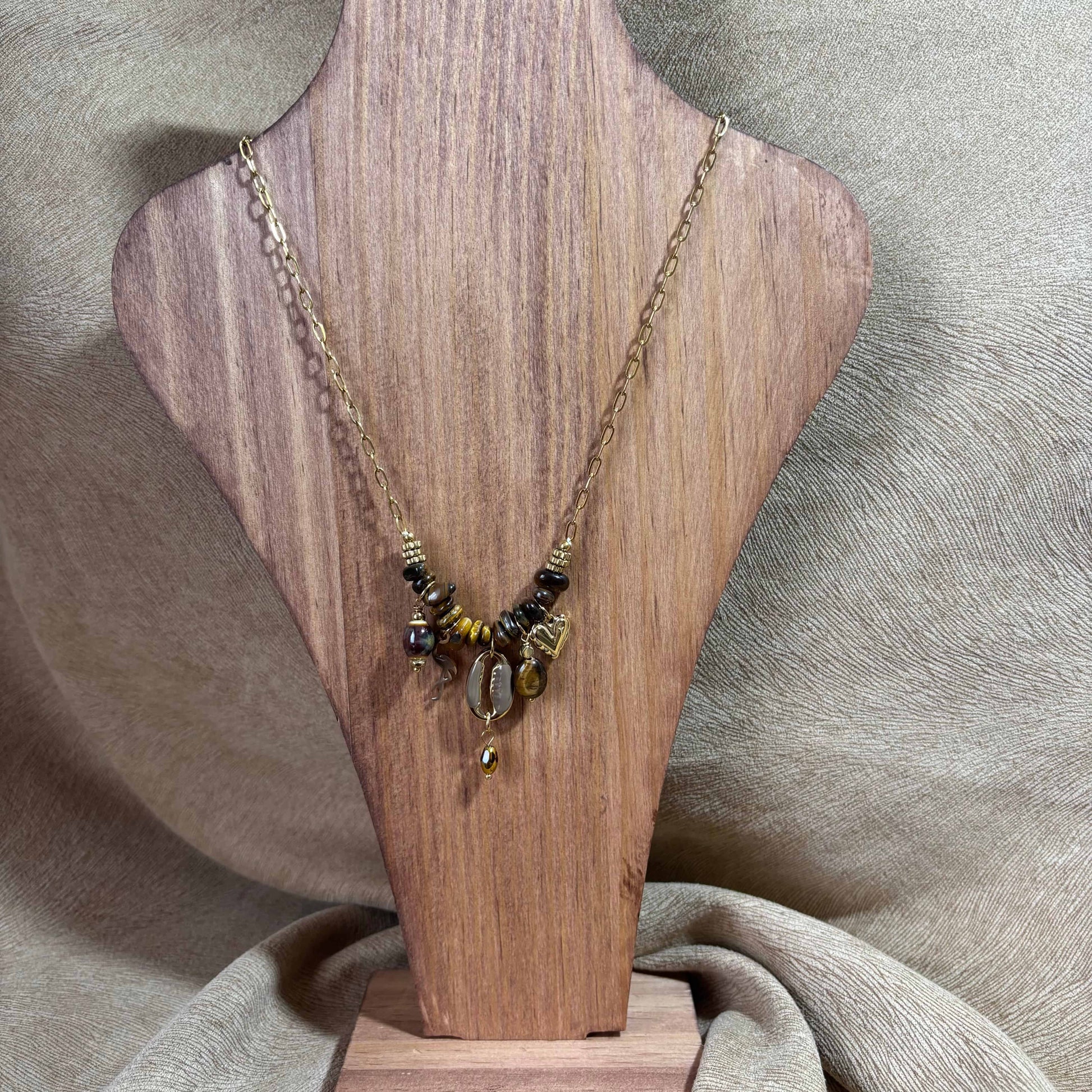 Collier fantaisie | Chaine dorée et breloques cœur flamant |Coquillages et perles noires | Acier inoxydable