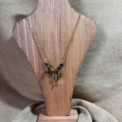 Collier fantaisie | Chaine dorée et breloques cœur flamant |Coquillages et perles noires | Acier inoxydable
