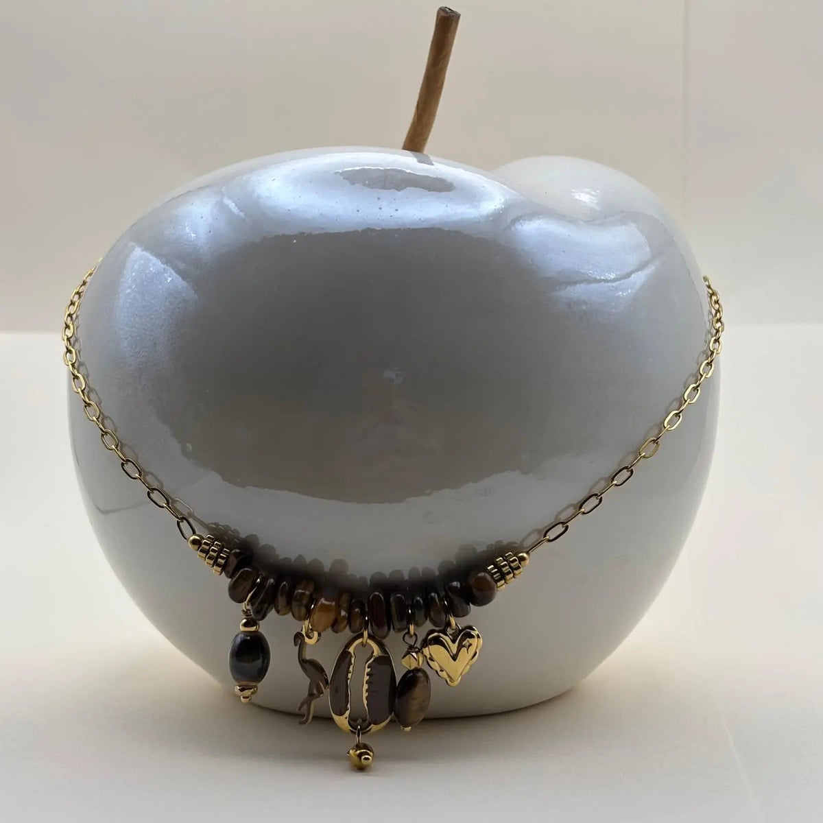 Collier fantaisie avec une chaine dorée et des breloques cœur flamant noir coquillages et perles noires bijou en acier inoxydable