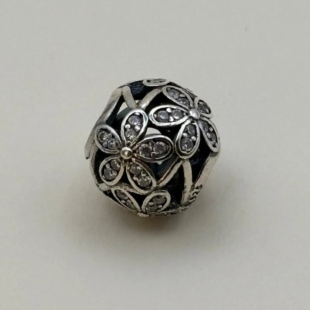 Charm Pandor en argent sterling avec un motif de fleurs à cinq pétales et des strass
