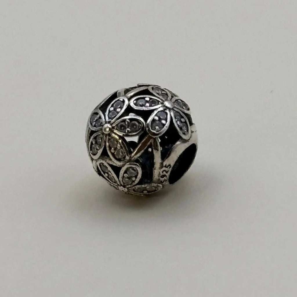 Charm Pandor argenté en argent sterling avec un motif de fleurs à cinq pétales et des strass