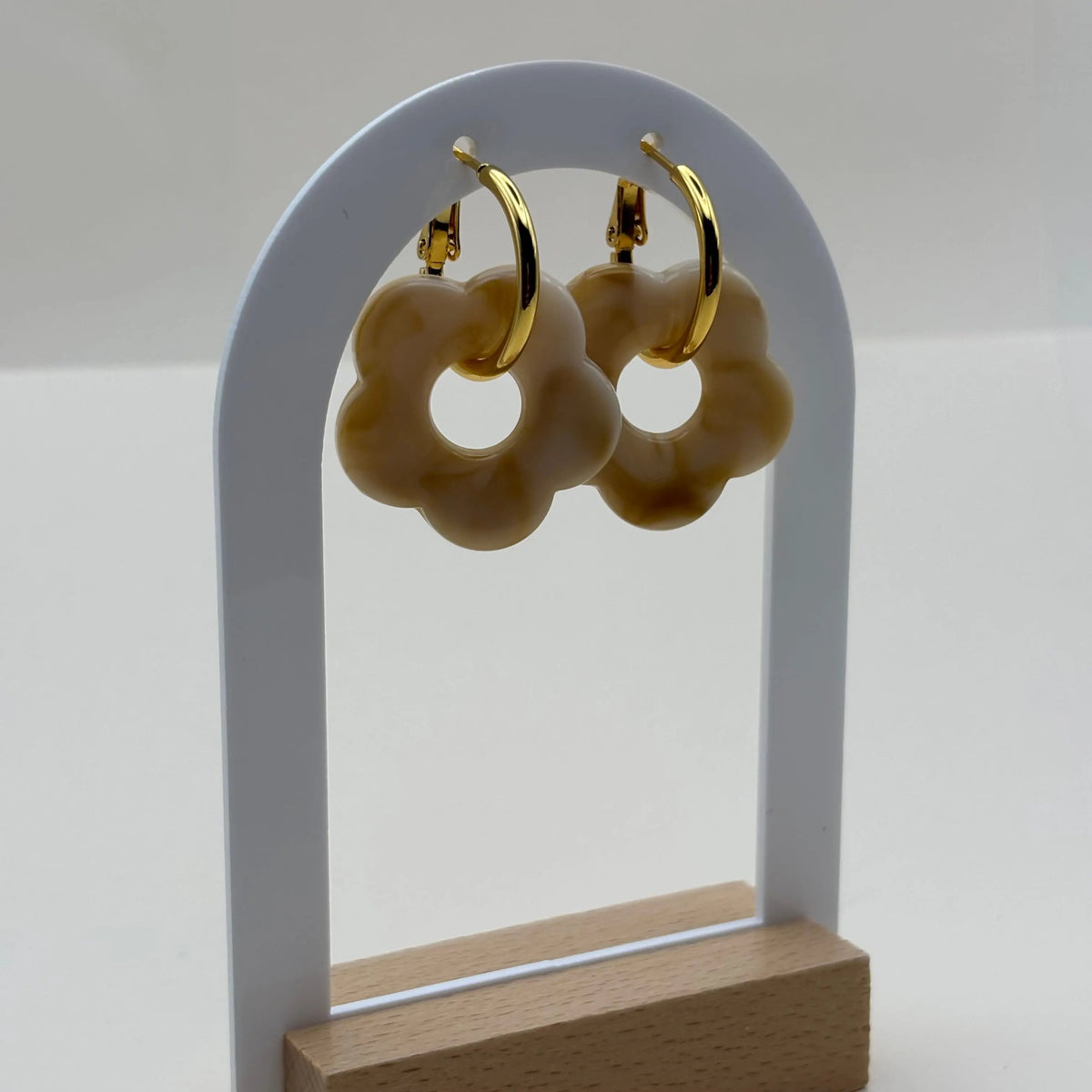 Boucles d'oreilles dorées façon créoles avec une fleur écrue