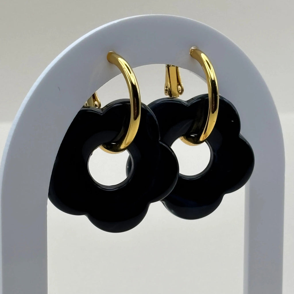 Boucles d'oreilles dorées façon créoles avec une fleur noire