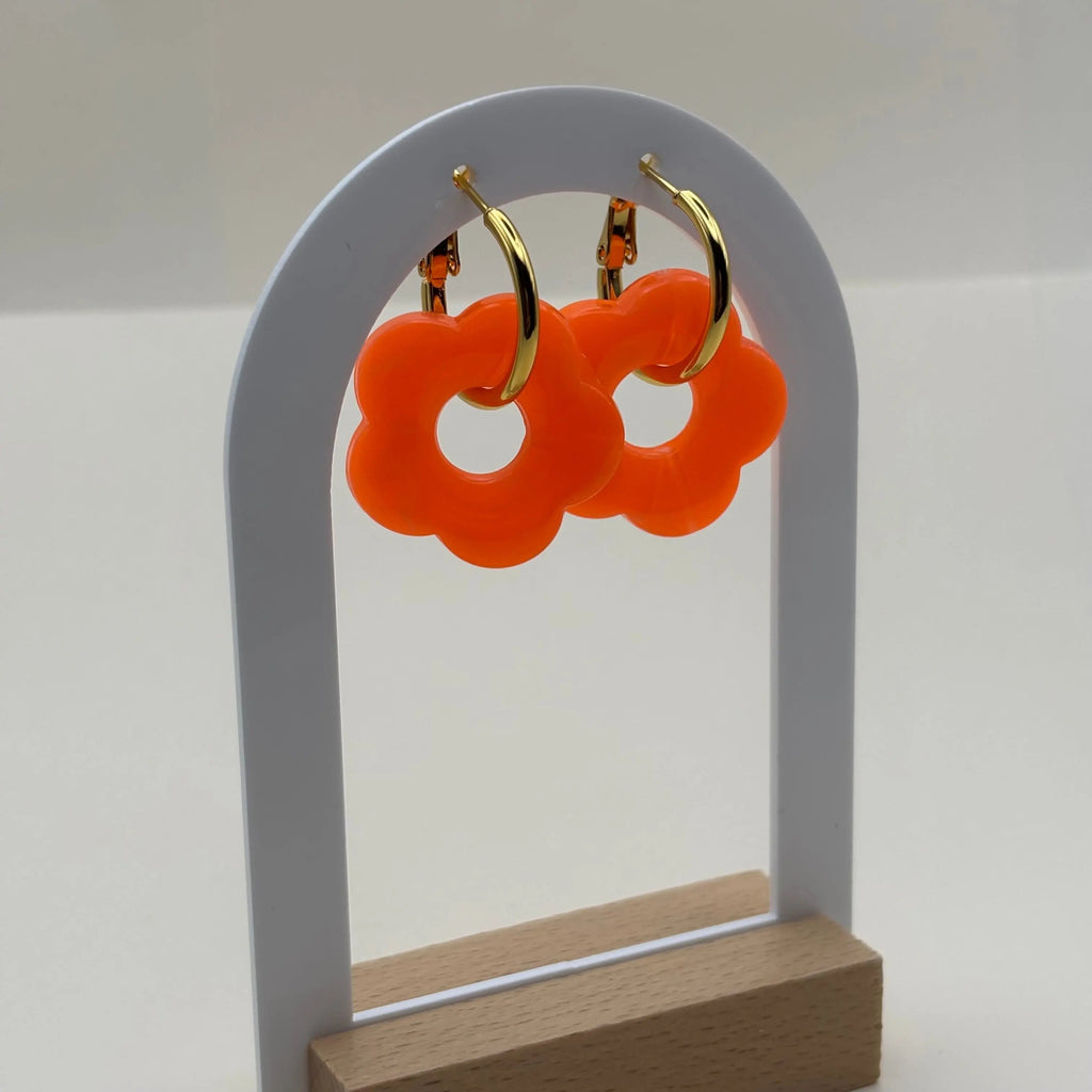 Boucles d'oreilles dorées façon créoles avec une fleur orange