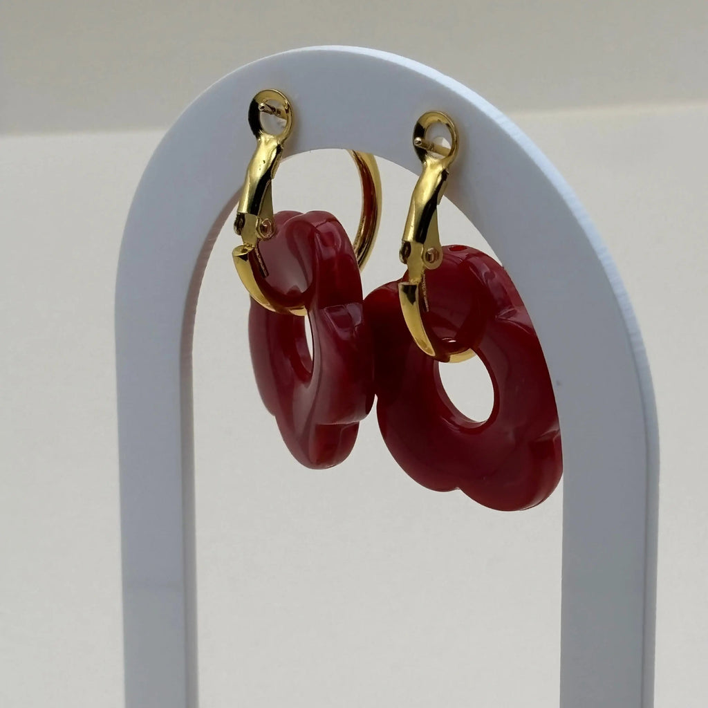 Boucles d'oreilles dorées façon créoles avec une fleur rouge