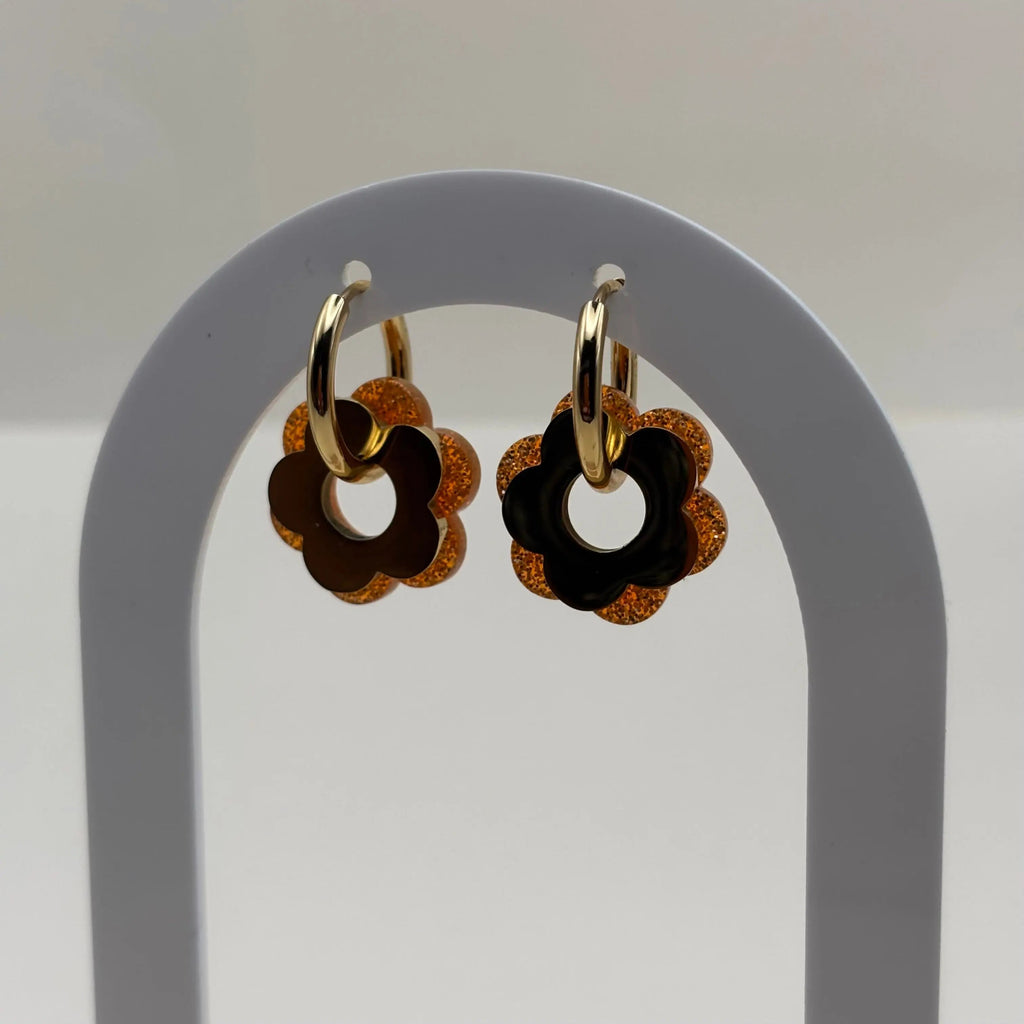 Boucles d'oreilles dorée façon créole avec une fleur orange et une fleur dorée
