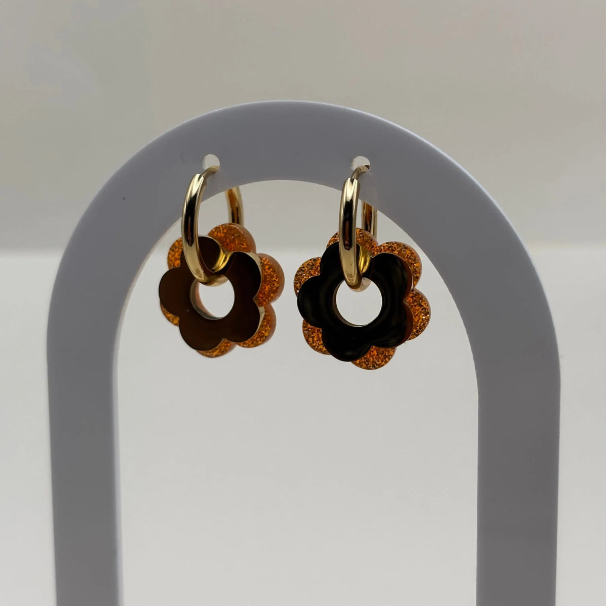 Boucles d'oreilles dorée façon créole avec une fleur orange et une fleur dorée