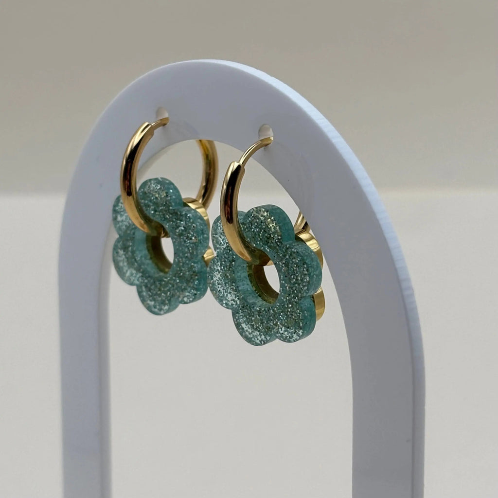 Boucle d'oreilles dorée façon créole avec une fleur bleue vert