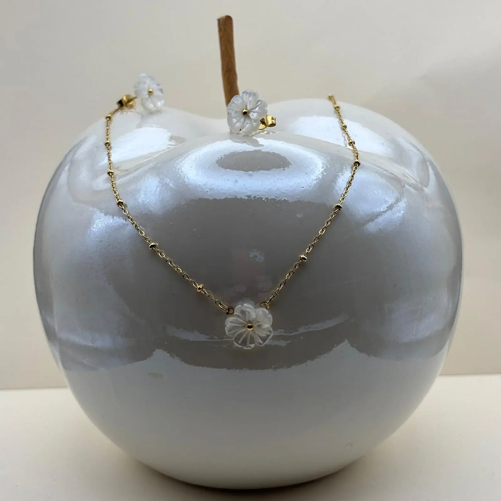 Collier à maillons fins dorées avec breloque marguerite blanche et deux boucles d'oreilles marguerite