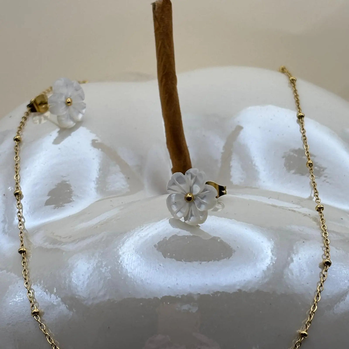 Collier à maillons fins dorées avec breloque marguerite blanche et deux boucles d'oreilles en forme de marguerite