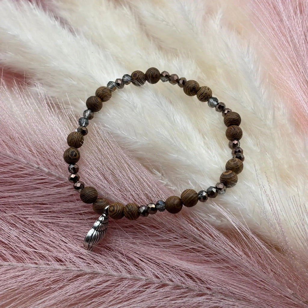 Bracelet en perles artisanal  avec breloque coquillage argenté et perles en bois sur élastique